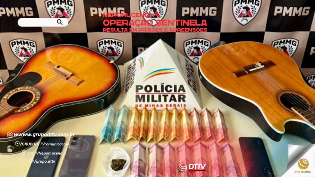Material apreendido pela Polícia Militar durante a Operação Sentinela em Nepomuceno, incluindo instrumentos musicais, celulares, dinheiro e porção de droga, expostos em mesa, além de viaturas da PM estacionadas em via urbana.
