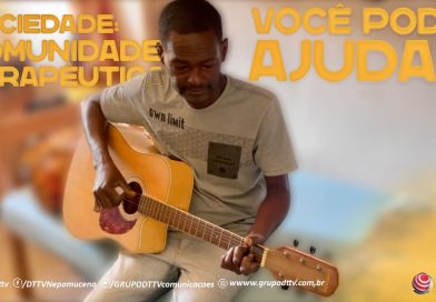 Interno da Comunidade Terapêutica em Nepomuceno toca violão no quarto durante o processo de recuperação.