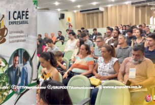 Auditório do CEFET-MG Nepomuceno lotado durante o 1º Café Empresarial, com estudantes, empresários e autoridades acompanhando as palestras.