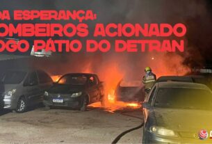 Incêndio em pátio do Detran em Boa Esperança com carros em chamas e bombeiros combatendo o fogo