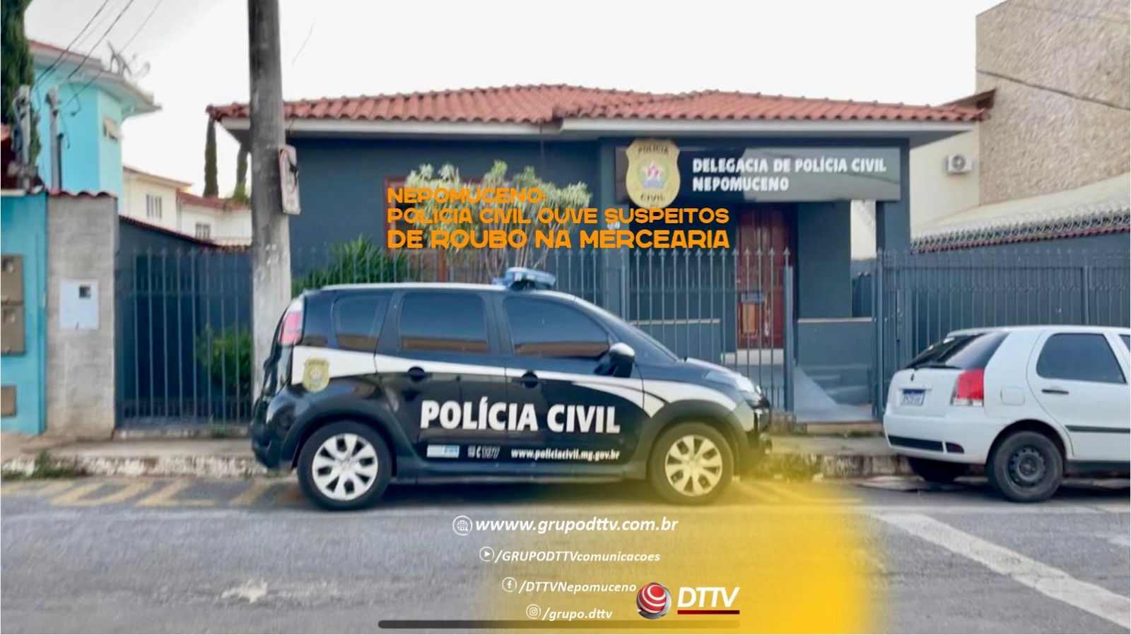 Viatura da Polícia Civil estacionada em frente à delegacia de Nepomuceno, com faixas de comunicação da DTTV sobre investigação de roubo em mercearia.
