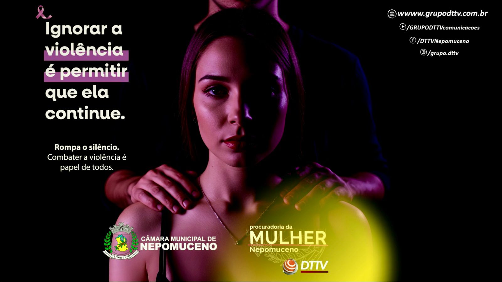 Imagem estilizada com fundo escuro mostrando uma mulher sentada, com mãos masculinas em seus ombros, acompanhada de texto sobre a importância de combater a violência e informações de contato da DTTV e órgãos municipais.