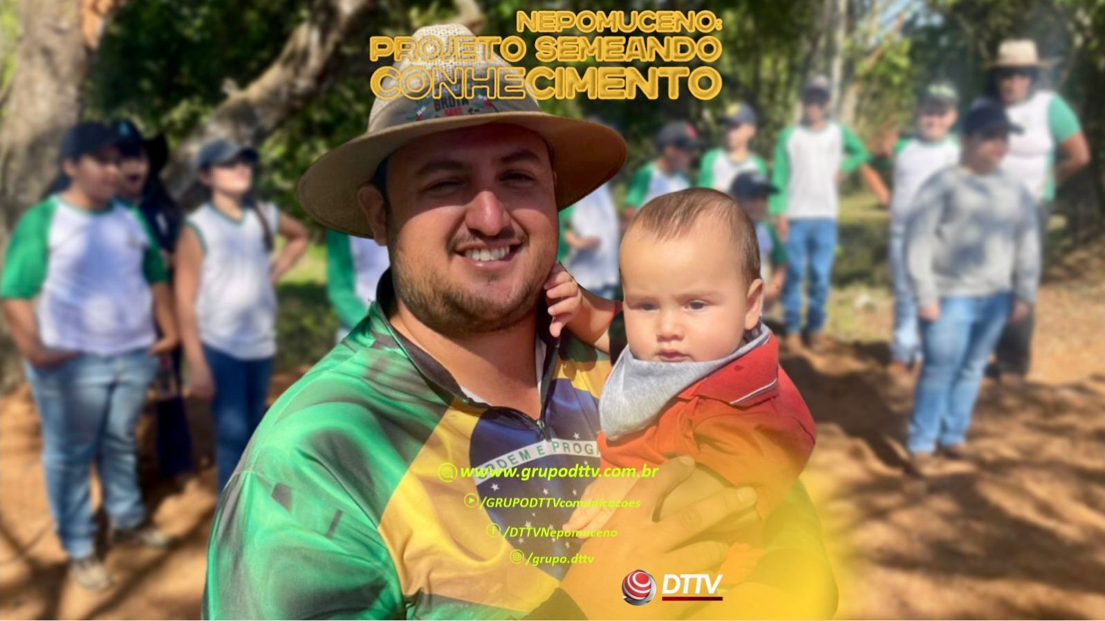 Produtor rural Juninho Pedroso segura uma criança durante visita de alunos ao seu cafezal em Nepomuceno, no Projeto Semeando Conhecimento.