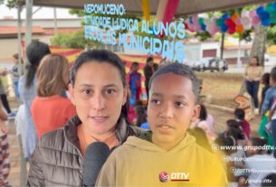 Crianças participam de atividades de leitura na Biblioteca ao ar livre em Nepomuceno, na Praça Nestor Cardoso, durante evento educativo promovido pela Escola Municipal Antônia Garcia Vilela.