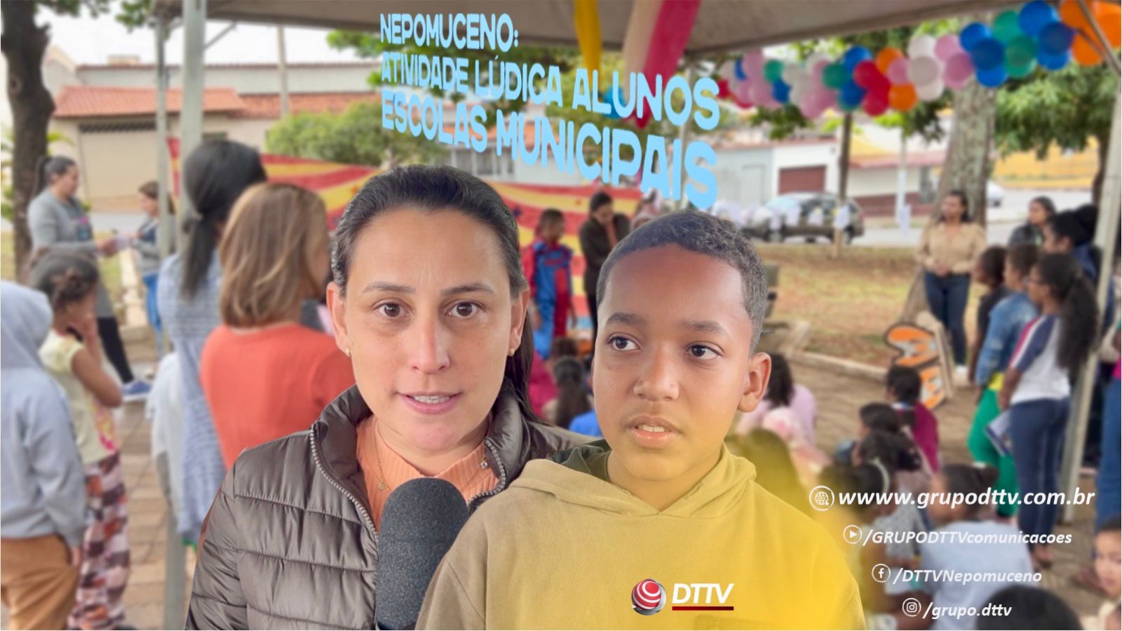 Crianças participam de atividades de leitura na Biblioteca ao ar livre em Nepomuceno, na Praça Nestor Cardoso, durante evento educativo promovido pela Escola Municipal Antônia Garcia Vilela.