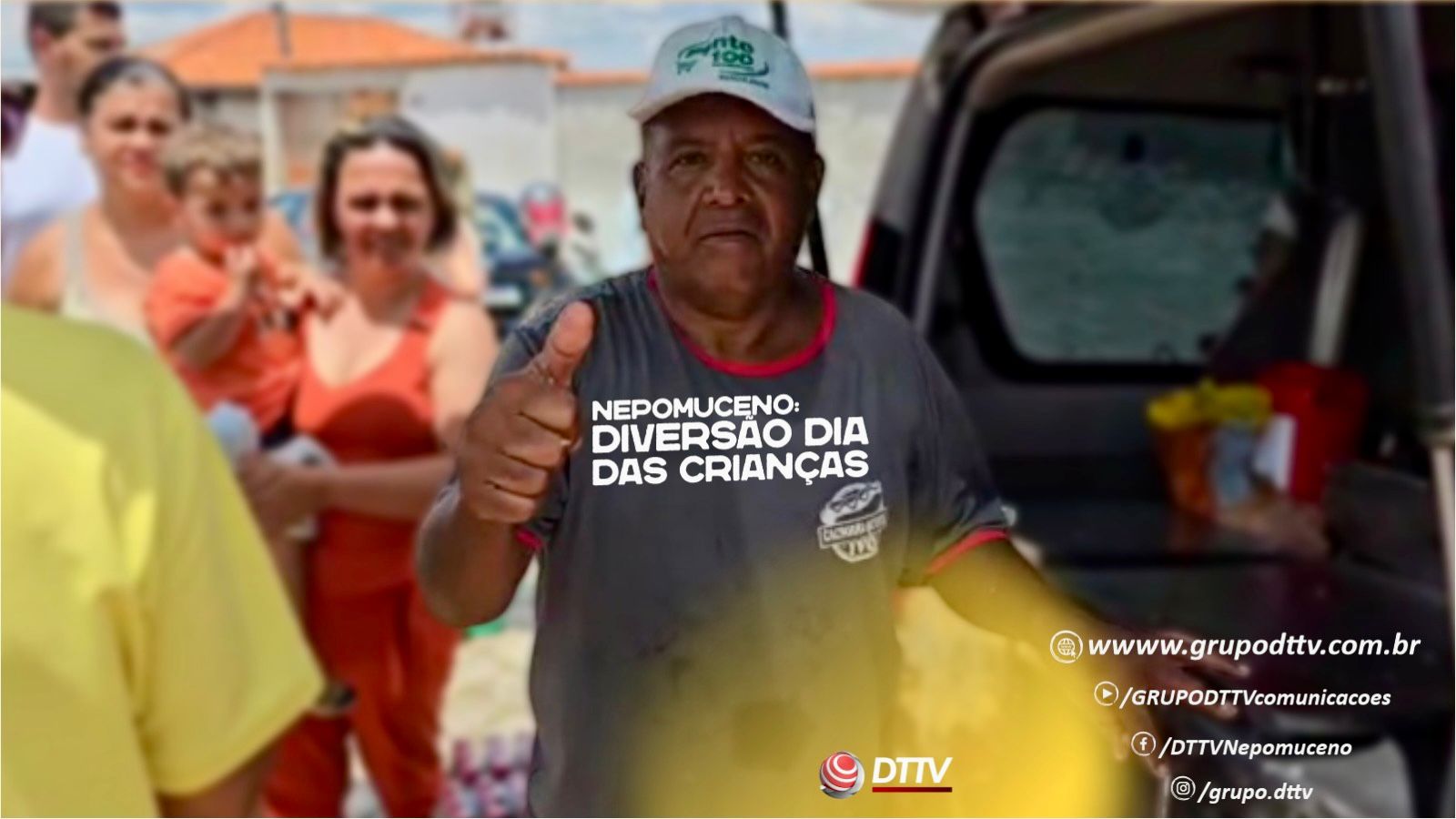 Homem distribui cachorro-quente durante ação solidária do Dia das Crianças em Nepomuceno, promovendo alegria e união entre moradores.
