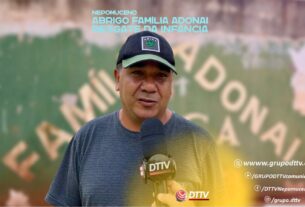 Crianças brincam e sorriem no Abrigo Família Adonai em Nepomuceno, mostrando que a felicidade nunca deve ser perdida.